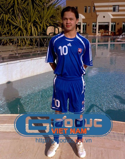 Những năm gần đây thành tích của Emil không quá nổi bật, thậm chí anh chỉ thi đấu ở hạng dưới của Slovakia (được MSK Zilina cho mượn). Tuy nhiên, với bản thành tích đình đám trước đây, Emil Lê Giang vẫn hứa hẹn sẽ thu hút được sự chú ý của nhiều đội bóng lớn tại Việt Nam. Xem thêm: Top 10 sao trẻ gốc Việt khuynh đảo bóng đá châu Âu